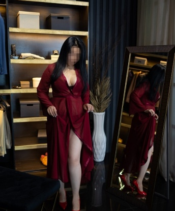 В Москве я живу уже долгое время и знаю, как доставить истинное удовольствие моим клиентам. Мои услуги включают все, что ты можешь себе представить, от нежных эротических массажей до удовлетворения самых скрытых желаний. Я гордая своими положительными отзывами и с удовольствием поделюсь фотографиями, чтобы ты мог убедиться в моей привлекательности. Не теряй время, давай проведем незабываемое время вместе! 💋 141, 32 года